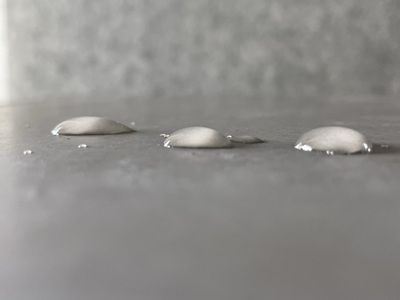 Wassertropfen auf geschützer Betonoberfläche